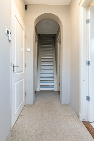 Foto - Verkocht onder voorbehoud: Instapklare gemoderniseerde hoekwoning uit 1920 met 4 slaapkamers, aanbouw met leef keuken en bijkeuken, eigen oprit (2 auto's) en een onderhoudsvriendelijke tuin gelegen op het Zuiden.